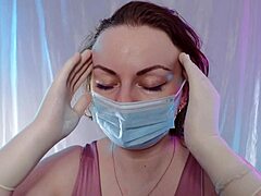 用乳胶手套和医疗面具独自自慰 - 高清视频