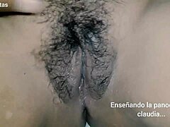 成熟的妈妈Claudia D在热门视频中展示她的毛茸茸的阴部