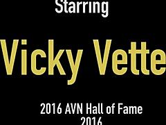 Vicky Vette在深喉的同时给了一个感性的手交和内裤游戏