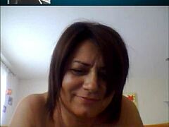 意大利大胸部妈妈在Skype上被调皮