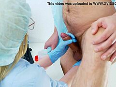 成熟的护士通过手淫和按摩前列腺来帮助病人进行精液分析