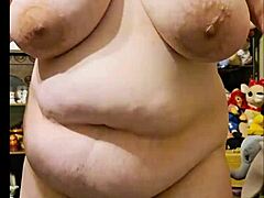 我曲线玲珑的妻子展示她的大自然乳房和肚子