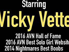 Vicky Vette,一个丰满的熟女,喜欢用金属珠子玩肛交