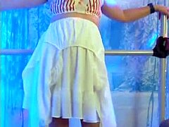 Steffi Valentines,一个热的红发妻子,在业余视频中进行脏的阴道舞蹈