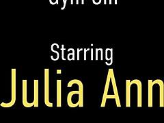 莉·安 (Julia Ann) 是一位金发熟女,在换衣室被操了