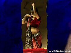 成熟的印度美女在独奏视频中诱人地跳舞