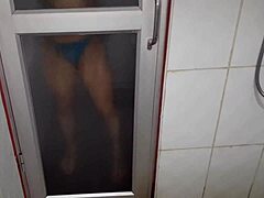 一个性感的熟女在桑拿浴室进行双重透时耀她的湿脚